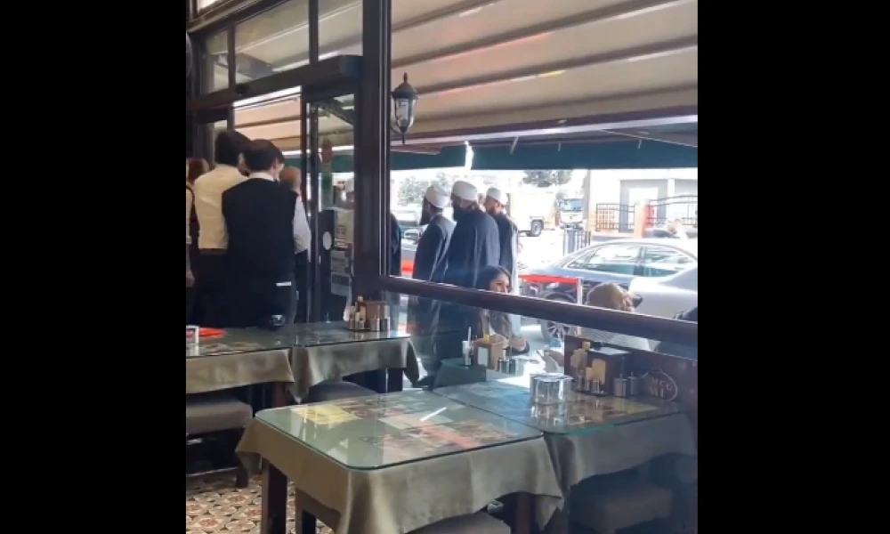 Περιπολίες και έλεγχοι της Σαρία σε εστιατόρια και αγορές της Κωνσταντινούπολης για το Ραμαζάνι (Βίντεο)